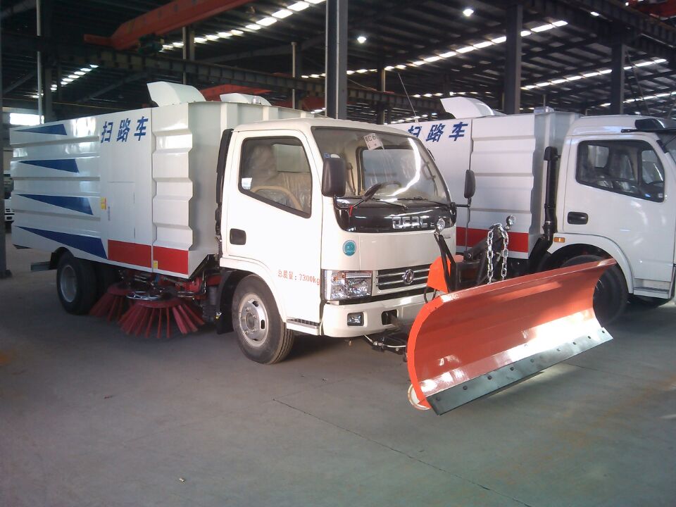 東風(fēng)銳鈴除雪掃路車